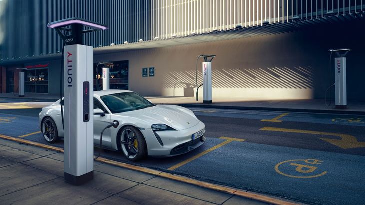 La carga más rápida del mercado europeo la lidera el Porsche Taycan con picos de 320 kW. La carga más rápida del mercado europeo la lidera el Porsche Taycan con picos de 320 kW.