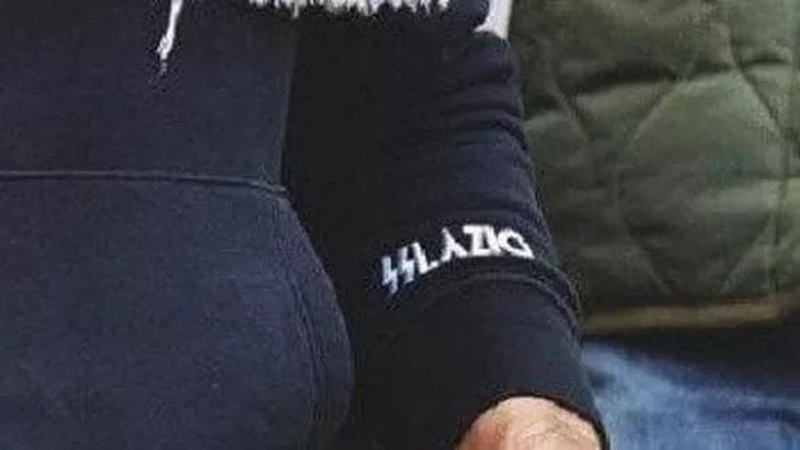 L'ex difensore della Lazio Stefan Radu ha un simbolo nazista sulla manica del suo tuffatore.