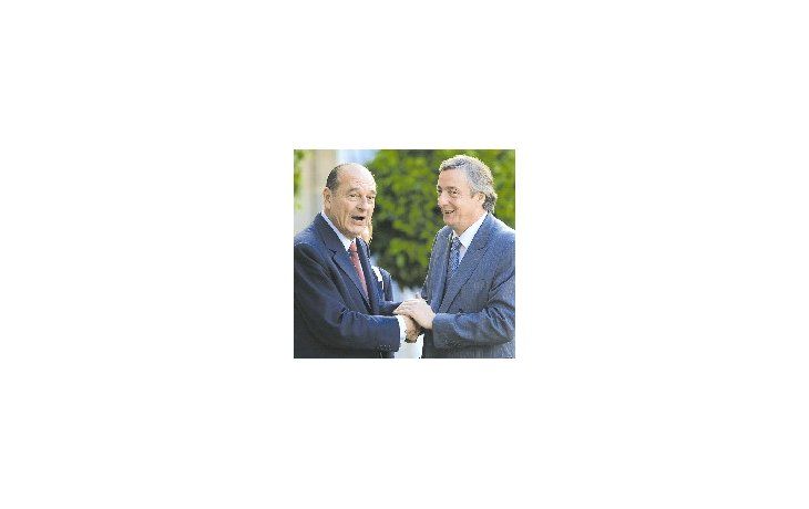 Con fama de galán, Chirac (Monsieur Chi-Chi) se despide de Cristina y Néstor Kirchner en la puerta del Elíseo y antes de que caiga un chaparrón sobre París.