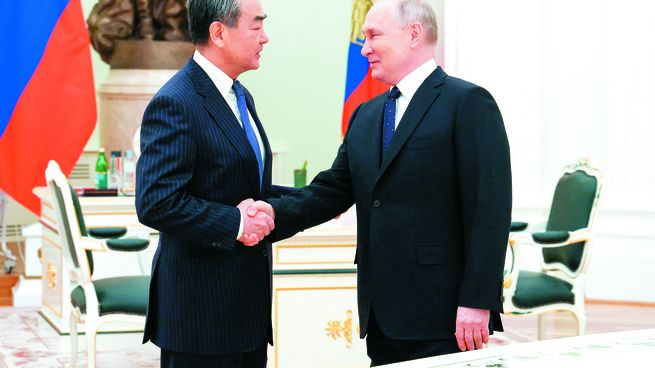 ALIANZA. El jefe de la diplomacia china Wang Yi se reunió ayer con el presidente ruso Vladímir Putin en el Kremlin, a quien le propuso una “solución política” del conflicto, pero “no se abordó ningún ‘plan’ de paz”, de acuerdo con un comunicado oficial.