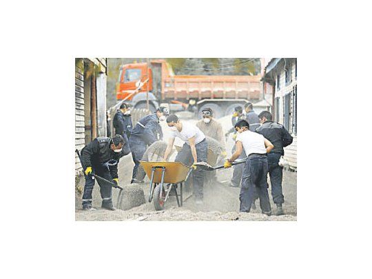 Las ciudades aledañas son las más vulnerables. El volcán sigue emitiendo cenizas y continúa la alerta por una tercera erupción. La población trabaja contra reloj para quitar las cenizas de las calles.