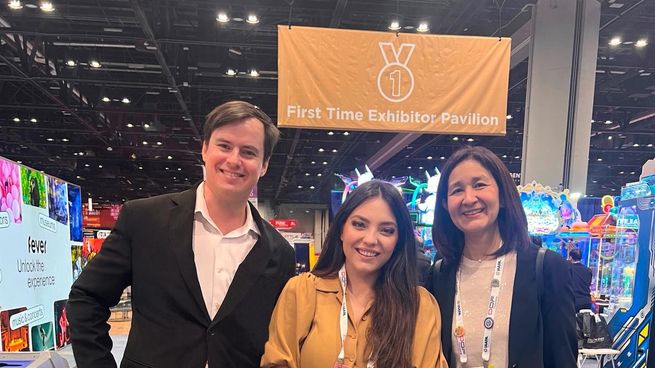 Paulina Reyes VP y Directora Ejecutiva de la International Association of Amusement Parks and Attractions (IAAPA) América Latina y Caribe junto a Pedro León Julia Presidente y Co-fundador de Diplomacy Creative y Jesica Solina Moretti CEO y Co-fundadora de Diplomacy Creative en la Expo IAAPA en Estados Unidos