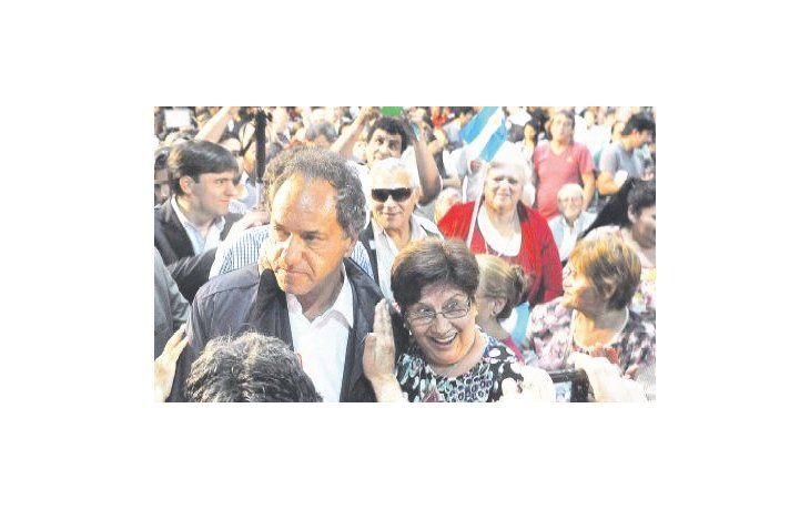 Daniel Scioli visitó el partido de San Martín en una embestida de campaña en distritos en donde su fuerza busca mejorar el voto para el balotaje. Hoy desembarca en la Capital.