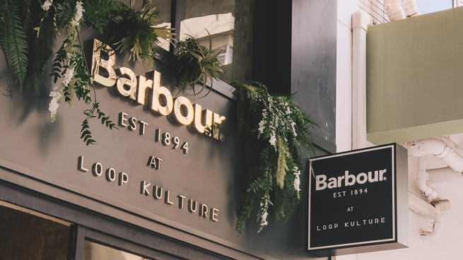 Barbour es reconocida por sus abrigos de tipo británicos.