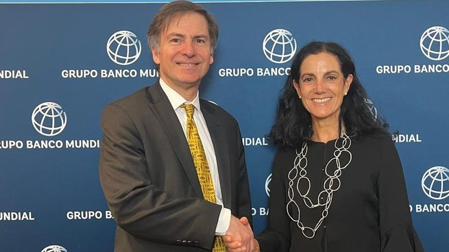 El presidente del Banco Mundial, Carlos Jaramillo, destacó a Uruguay como ejemplo de economía verde tras reunirse con la ministra Azucena Arbeleche.