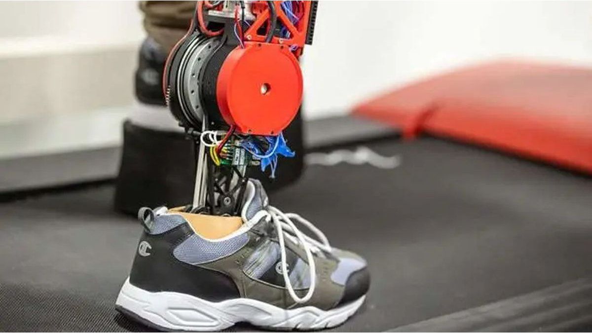 Researchers create the first robotic leg with “artificial muscles”