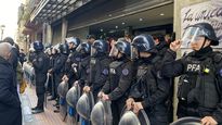 La policía no permitía el ingreso a la Universidad Nacional Madres de Plaza de Mayo. (Foto:&nbsp;Nicolás Munafó en X).