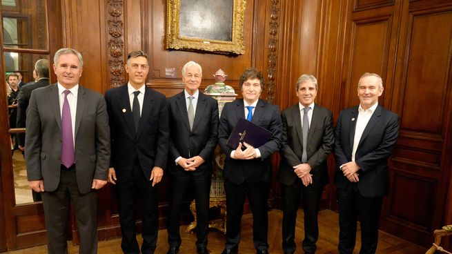 El CEO de JP Morgan y directivos del organismo se reunieron con Javier Milei, Pablo Quirno y Luis Caputo.