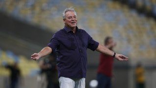 El entrenador está en el ojo de la tormenta tras su abrupta presentación en el club del cual es ídolo.