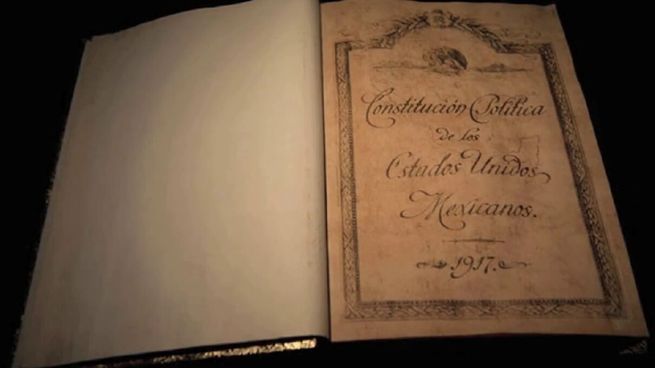 En 1917, Venustiano Carranza Garza,&nbsp; promulga por bando solemne la Constitución Política de los Estados Unidos Mexicanos, en el Teatro de la República, Ciudad de Santiago de Querétaro.