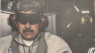 Maduro se ve acústicamente aislado y con los ojos tapados.