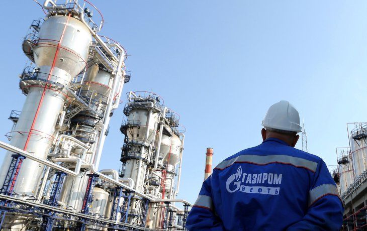 El gigante ruso de energía Gazprom acusa el golpe de las sanciones occidentales y de los impuestos internos. 