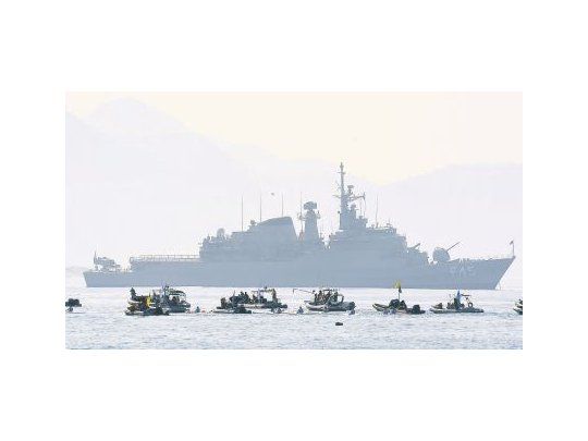 CUSTODIA.  Un buque militar vigila la maratón de aguas abiertas en Copacabana. Fueron desplegados 80.000 agentes para garantizar la seguridad en la ciudad.