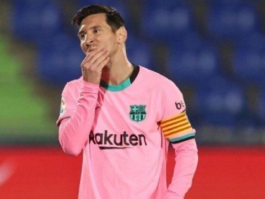 Lionel Messi leva la cinta de capitán en el Barcelona, donde tiene contrato hasta junio 2021.
