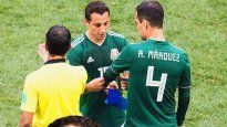 Andrés Guardado y Rafael Marquez en dos etapas distintas, Jugando los dos enla Selección Mexicana y ahra con Rafa recibiéndolo en laconcentración para el homenaje y despedida del Tri del canterano del Atlas.