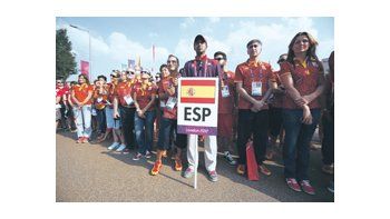 Representantes españoles ayer en Londres, en la bienvenida a la Villa Olímpica. En plena crisis, el país insiste con candidatearse para las próximas competencias.