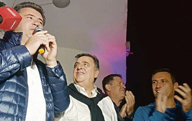 POSTAL. La celebración por el triunfo de Dieminger en La Falda logró reunir anoche en una foto a Mestre y a Negri.