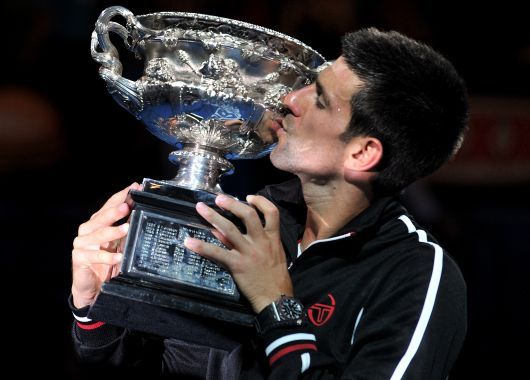El tercer beso. El actual número uno del mundo levantó su tercera corona en Melbourne.