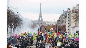 Manifestaciones masivas, bloqueos a refinerías y depósitos de combustibles y disturbios fueron las imágenes de ayer en una Francia convulsionada. Pese a las presiones, el Gobierno conservador insiste en diferir la edad de jubilación.