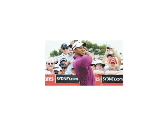 Tiger Woods comenzó con señales positivas su participación en el Abierto de Australia de golf.