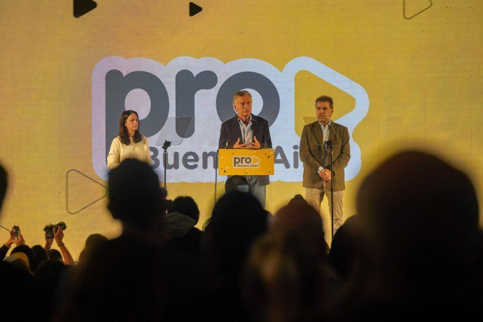 Mauricio Macri, junto a Cristian Ritondo y Soledad Martínez. 