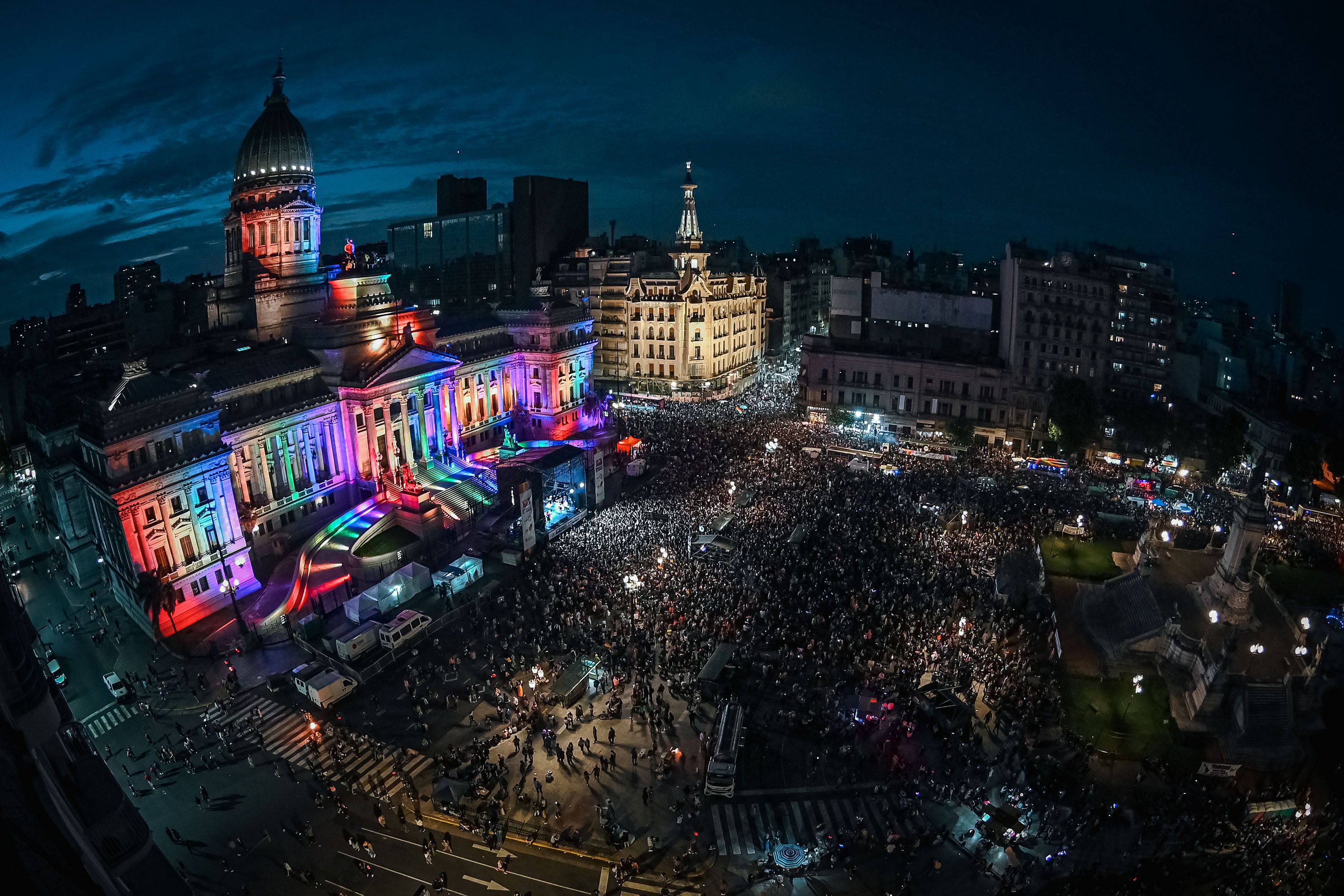 monumentos y edificios nacionales se iluminaron con los colores de la comunidad lgbtiq+ monumentos y edificios nacionales se iluminaron con los colores de la comunidad lgbtiq+
