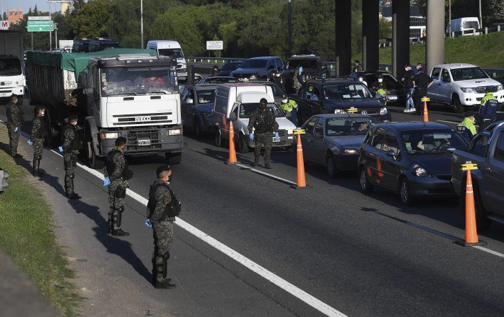 Reforzarán los controles viales para evitar los desplazamientos durante el fin de semana largo.
