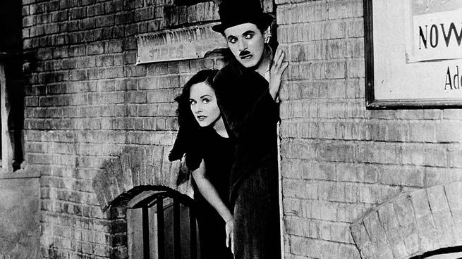 Charles Chaplin, el actor que se volvió millonario gracias a sus éxitos en el cine.