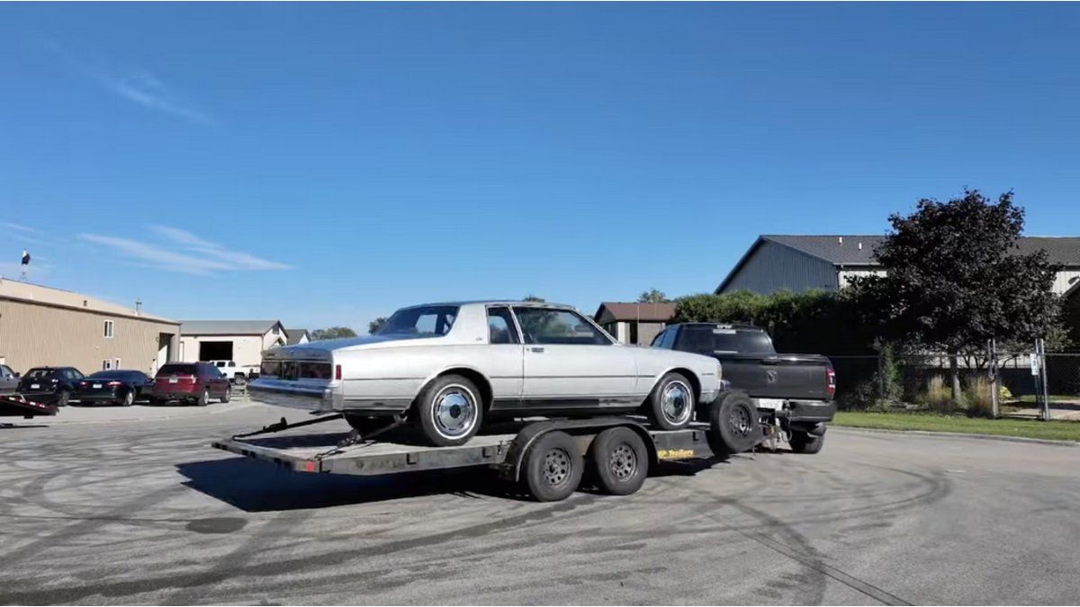 USA: bought a 1987 car and found an unexpected gift in the trunk