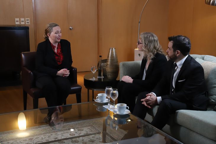 Le embajadora inglesa en Argentina, Kirsty Hayes, fue entrevistada por Amy Booth y Juan Décima del Herald.