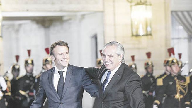 alberto en parís. El Presidente llegó a la capital francesa acompañado de Fabiola Yañez y una delegación para participar en un foro invitado por Emmanuel Macrón, con quien se reunió ayer en el Eliseo.