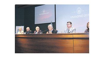 El gobernador Gioja, en la apertura de Vinandino flanqueado por Ciácera y García  junto a funcionarios y representantes de los organismos internacionales auspiciantes.