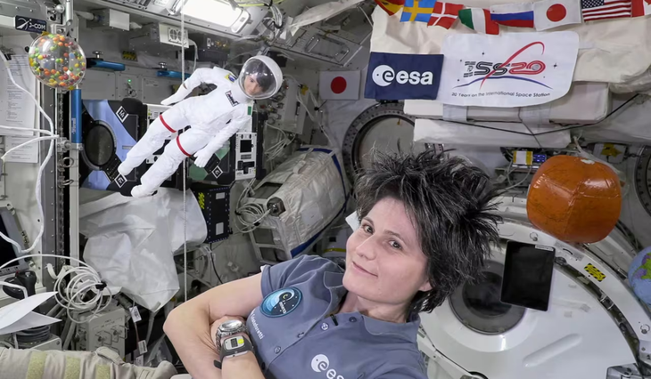 Samantha Cristoforetti, la primera mujer europea en comandar la Estación Espacial Internacional (ISS), junto a su muñeca Barbie.