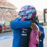 El abrazo entre Briatore y Colapinto tras el séptimo puesto logrado por el argentino El abrazo entre Briatore y Colapinto tras el séptimo puesto logrado por el argentino