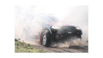 ámbito.com | El BMW de Orly Terranova tapado por la tierra. El mendocino hizo historia al convertirse en el primer argentino en ganar una etapa del Dakar en la categoría autos.