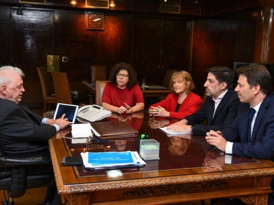 Gin&eacute;s Gonz&aacute;lez Grac&iacute;a, ministro de Salud de la Naci&oacute;n, en reunion con Nicol&aacute;s Trotta, ministro de Educaci&oacute;n de la Naci&oacute;n,&nbsp;la secretaria de Gesti&oacute;n Educativa del Ministerio de Educaci&oacute;n,&nbsp;Adriana Puiggr&oacute;s;&nbsp;la secretar&iacute;a de acceso a la Salud del Ministerio de Salud,&nbsp;Carla Vizzotti; y su par de&nbsp;Equidad en la Salud,&nbsp;Mart&iacute;n Sabignoso.