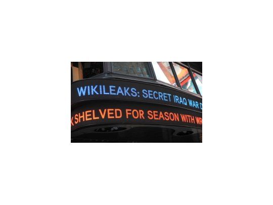 En Nueva York, un cartel informa de la revelación de los documentos de Wikileak.