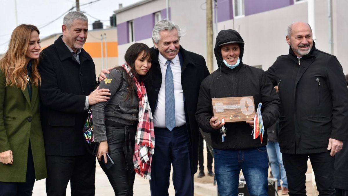 Programa Reconstruir: Alberto Fernández, Jorge Ferraresi y Mario Secco entregaron 224 viviendas