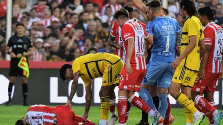 In Santa Fe, Boca midfielder Cristian Medina hit Union defender Franco Pardo , but he was only reprimanded. In Santa Fe, Boca midfielder Cristian Medina hit Union defender Franco Pardo, but was only reprimanded.