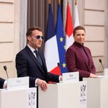Emmanuel Macron, Mette Frederiksen y Jens-Frederik Nielsen encabezaron una conferencia de prensa tras la reunión. Emmanuel Macron, Mette Frederiksen y Jens-Frederik Nielsen encabezaron una conferencia de prensa tras la reunión.