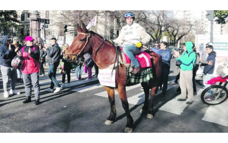 A caballo. Los equinos ganaron ayer las calles mientras sesionaba el Senado para voltear el fondo al turf.