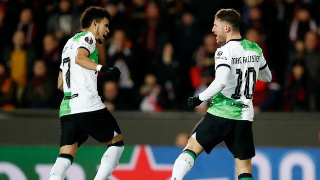 Conexión sudamericana. Alexis Mac Allister festeja su gol con el colombiano Luis Suárez.&nbsp;