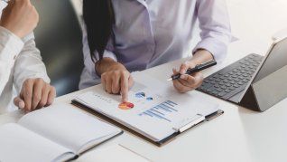 Las mujeres no piden un lugar en la mesa: están construyendo la nueva economía. Las mujeres no piden un lugar en la mesa: están construyendo la nueva economía.