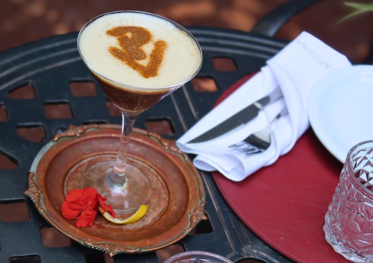 El espacio mantiene una estética de época que acompaña su enfoque en la historia política y cultural argentina. El espacio mantiene una estética de época que acompaña su enfoque en la historia política y cultural argentina.