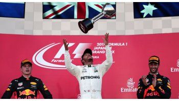 Hamilton celebra en el podio de Japón.