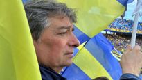 Bombonera. Horacio Rosatti, ayer, bandera en mano, en la cancha de Boca Juniors, alentando al equipo que se consagró campeón.