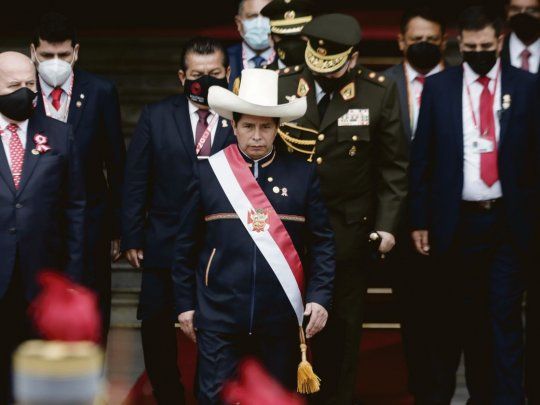 QUIEBRE. El exmaestro rural Pedro Castillo juró a su cargo en Lima ataviado con un traje tradicional y sombrero.