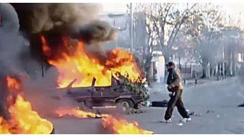 Incidentes. Los vecinos prendieron fuego autos y se enfrentaron con la Policía delante de la Comisaría 7ª de Glew para reclamar justicia.