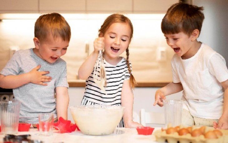 Si bien existen recomendaciones para mejorar la alimentación en los niños, como incluir más frutas y verduras, lácteos y alimentos ricos en fibra, no existe un patrón de alimentación saludable exactamente igual para todos.