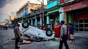 En La Habana, varios patrulleros fueron vandalizados por los manifestantes contra el régimen.